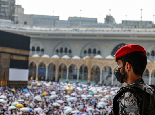 في رحلتي غير النظامية إلى الحجّ واجهتُ الموتَ والسماسرةَ والشهامةَ في مكة