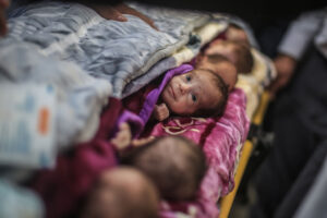 حياة صغيرة في قلب الموت.. تجارب النساء مع الحمل والولادة في غزة