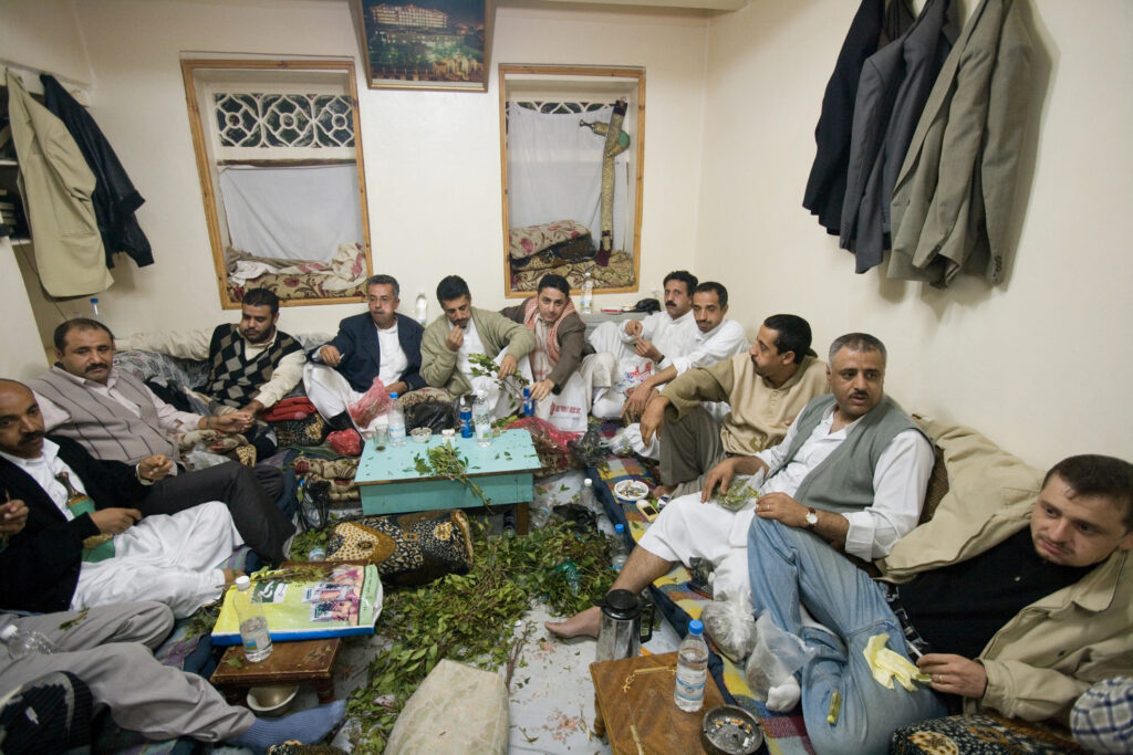 زمن القات.. وقت يتمدد فيغيب الانشغال بالفقر والحرب