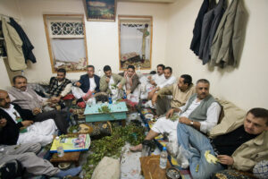 زمن القات.. وقت يتمدد فيغيب الانشغال بالفقر والحرب