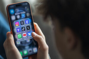  بين الحظر والتنظيم.. معركة حماية الأطفال في العالم الرقمي