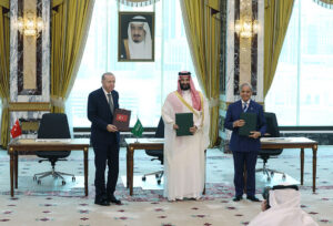 اتفاق مكة الدفاعي.. الرمزية الدينية حلاً مؤقتاً لمشكلة التحالفات