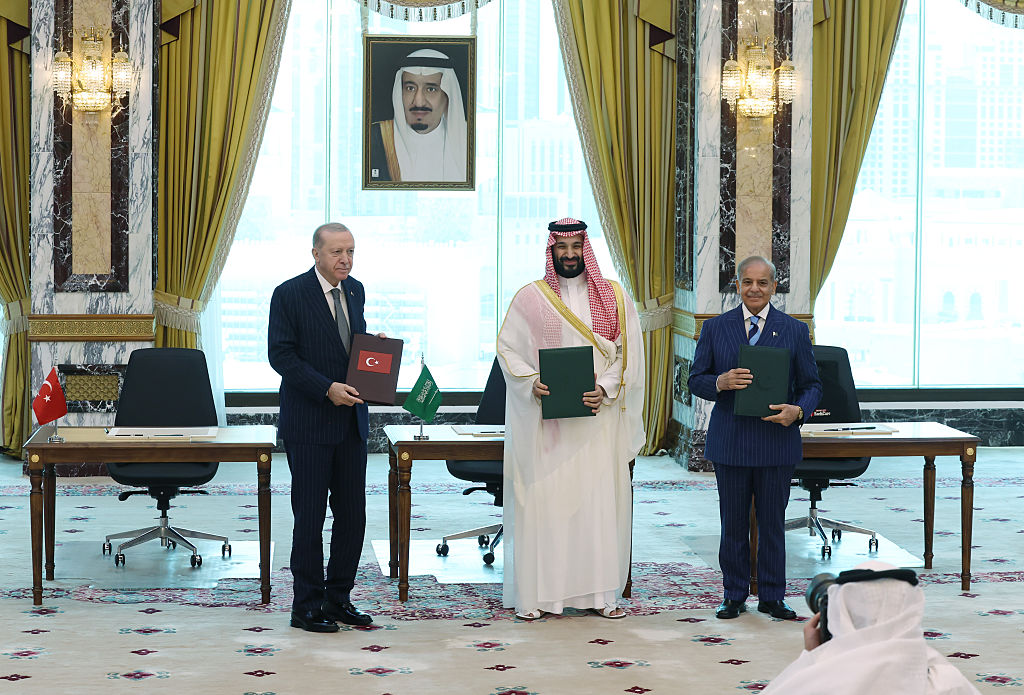 اتفاق مكة الدفاعي.. الرمزية الدينية حلاً مؤقتاً لمشكلة التحالفات