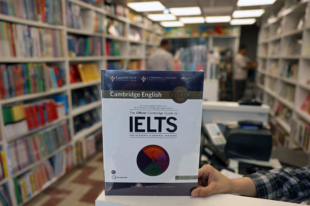 كيف تحوّلت اختبارات آيلتس وتوفل إلى طقسٍ اجتماعيٍّ لإنتاج القلق في العالم العربي