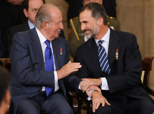 تاجٌ من ورق.. تحوّلات الملكية الإسبانية وصراع البقاء والاستمرار