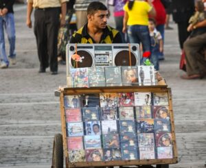 شريط الكاسيت.. ثلاثين سنة خدمة في تحدّي المؤسسات المصرية