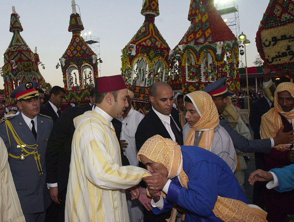 الشباب المغربي في مواجهةِ طقس تقبيل يد الملك