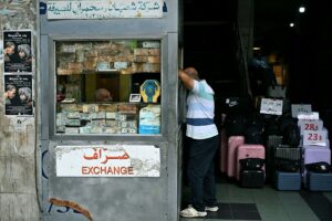 بين اقتصاد "الكاش" وبيع "الشيكات".. اللبنانيون خارج عباءة المصارف  
