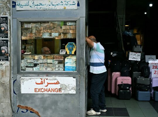 بين اقتصاد "الكاش" وبيع "الشيكات".. اللبنانيون خارج عباءة المصارف  