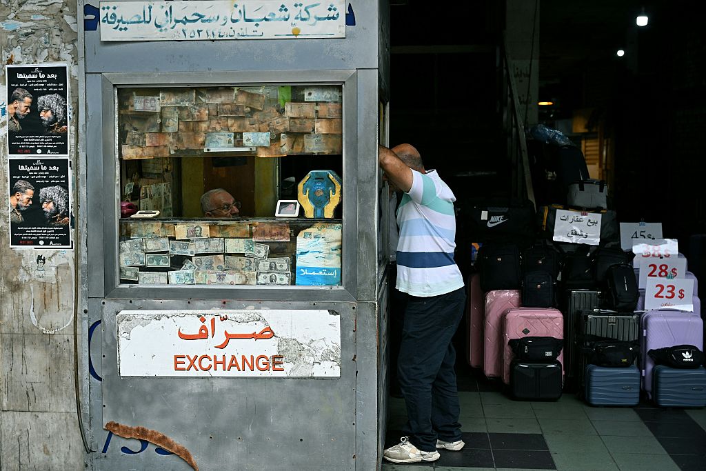 بين اقتصاد "الكاش" وبيع "الشيكات".. اللبنانيون خارج عباءة المصارف  