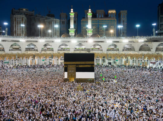 الحج في عيون امرأتين فرّقهما قرنٌ من الزمان
