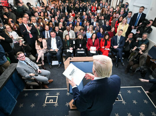 رئاسة ترامب تعمق الانقسام داخل الإعلام الأمريكي