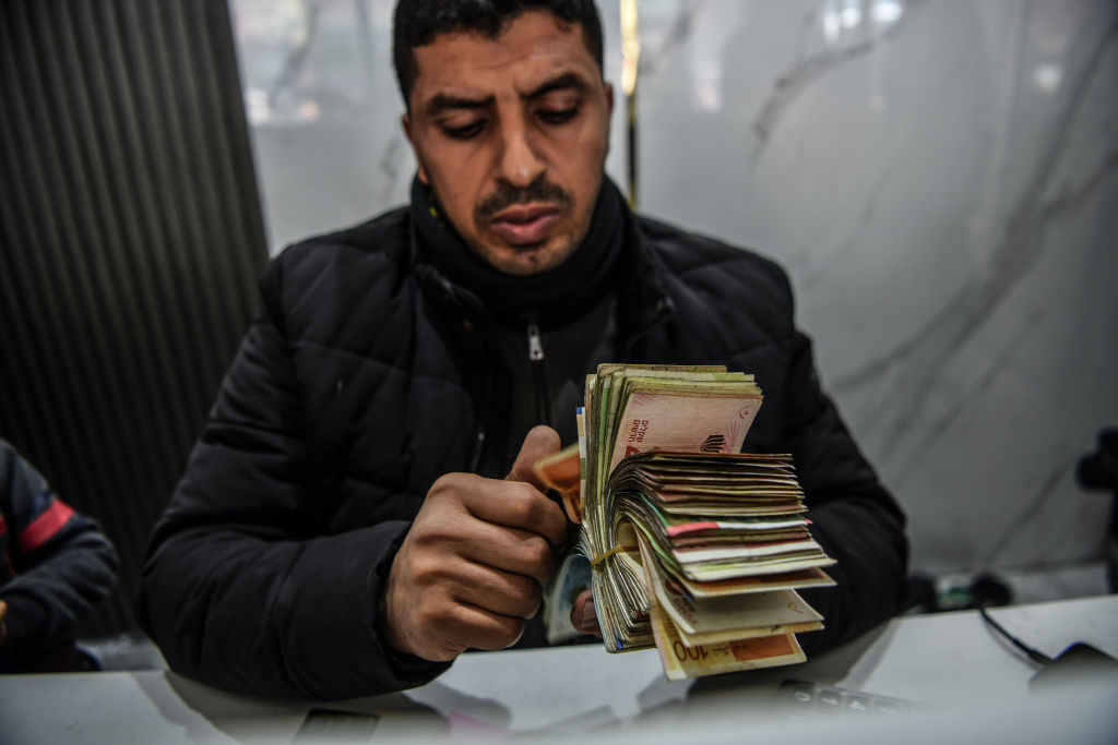 من فوائض النقد إلى أداة حصار.. كيف تحاصر إسرائيل الاقتصاد الفلسطيني بالشيكل