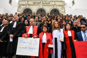 من بورقيبة إلى قيس سعيّد.. القضاء في تونس من النقل التأديبي إلى العزل والاعتقال