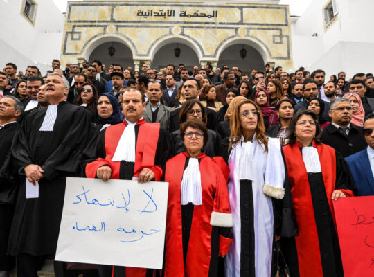 من بورقيبة إلى قيس سعيّد.. القضاء في تونس من النقل التأديبي إلى العزل والاعتقال